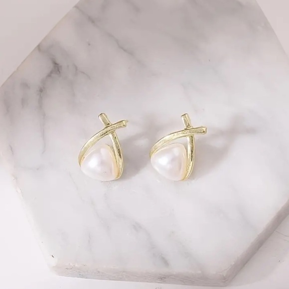 Triangle Geometric Pearl and Gold Earrings - Picture 4 of 7